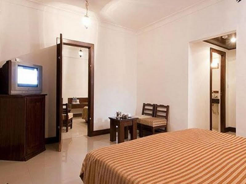 Hotel Atithi Агра Экстерьер фото